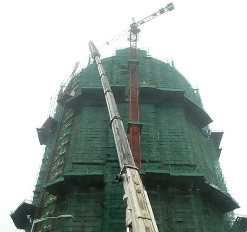 雷州吊车在工地上作业